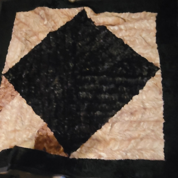 VINTAGE BEAUTIFUL ALPAC 75X75" DIAMOND PATTERN RUG IN EXCELLENT CONDITION - Picture 12 of 16